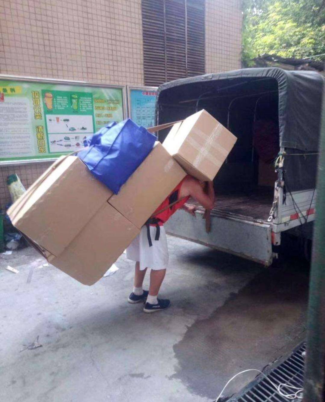 衡水工人搬运上车